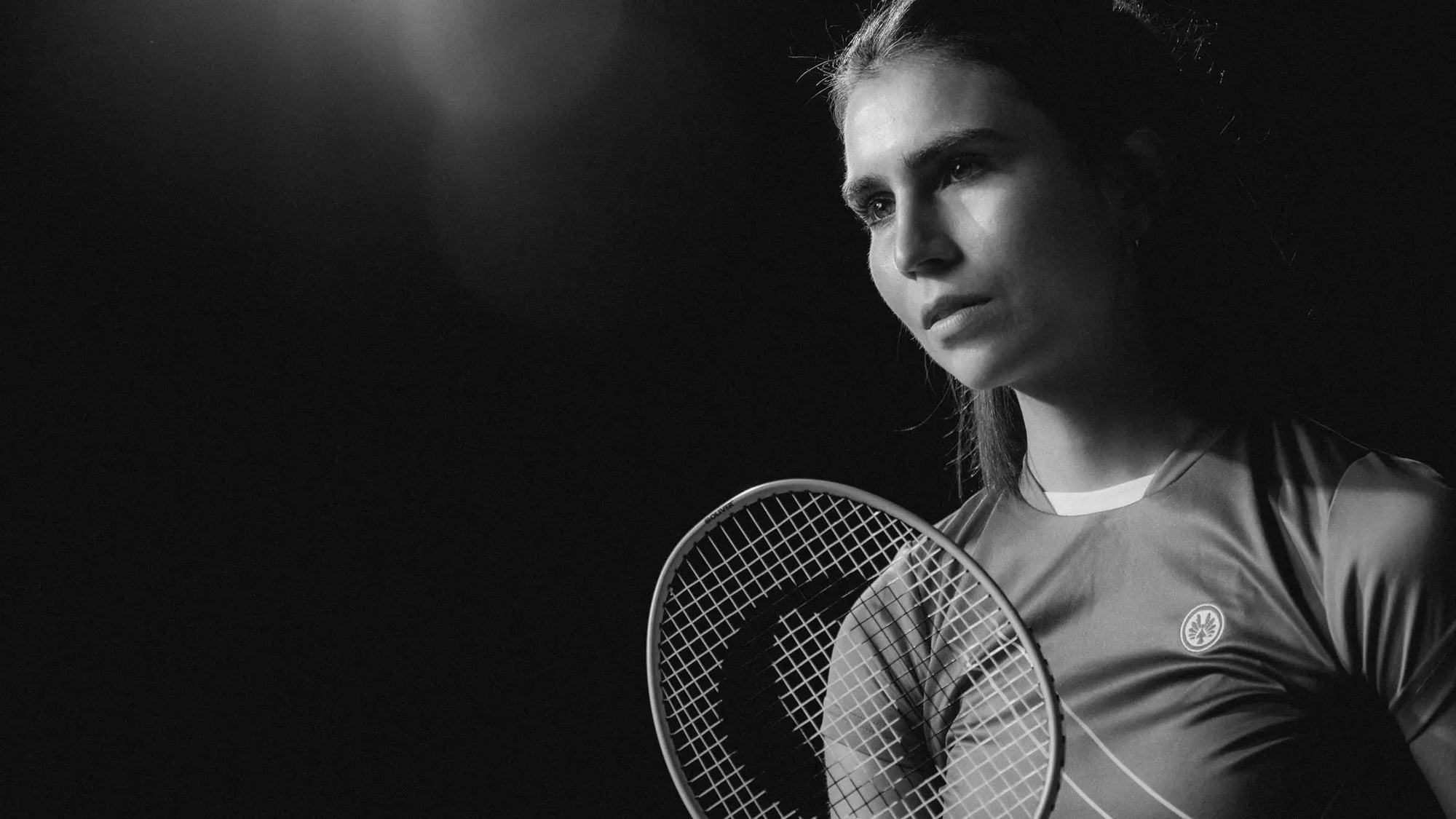 Portrait of a badminton player with an OLIVER badminton racket – a striking black-and-white shot with a sporty look