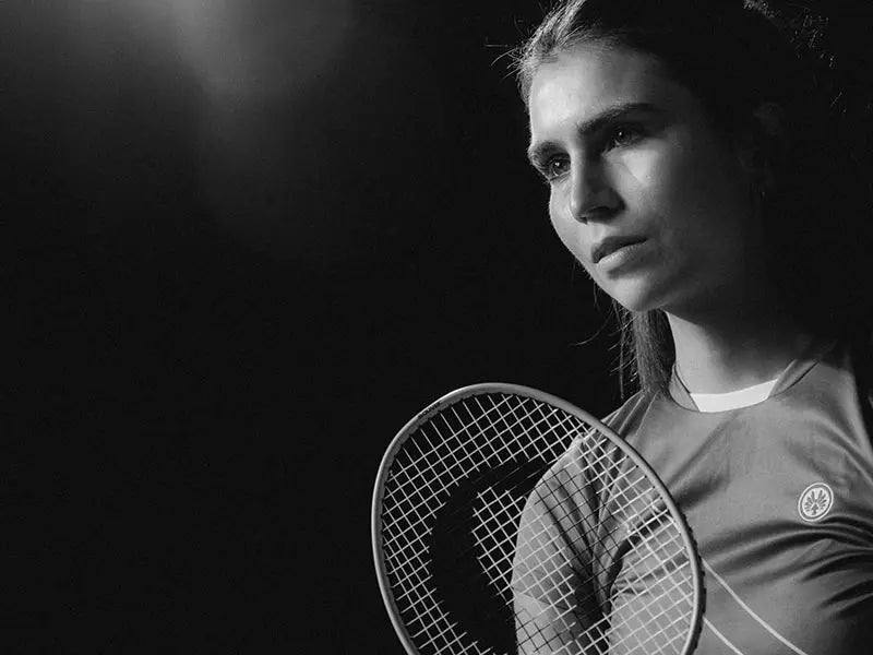 Portrait of a badminton player with an OLIVER badminton racket – a striking black-and-white shot with a sporty look