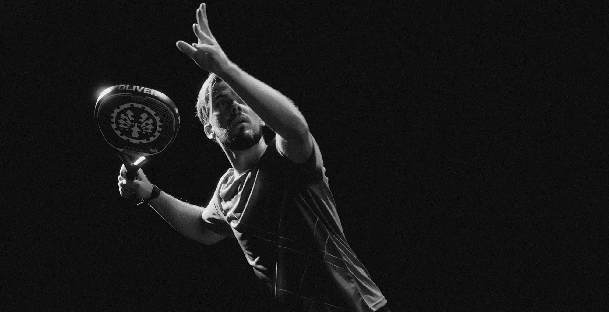 Padel player playing padel with the OLIVER Air Max 300 padel racket against a dark background