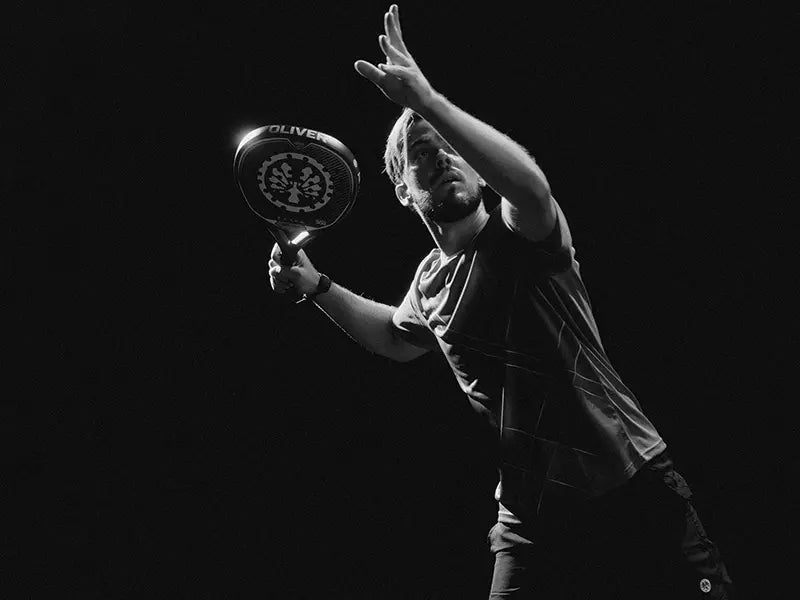 Padel player playing padel with the OLIVER Air Max 300 padel racket against a dark background