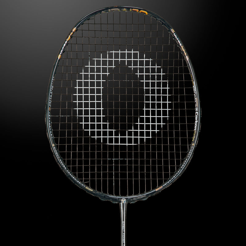 OLIVER badminton racket, Extreme 75 model, black racket against a dark background