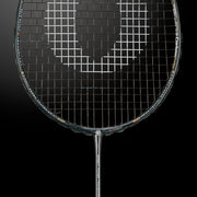 OLIVER badminton racket, Extreme 75 model, black racket against a dark background