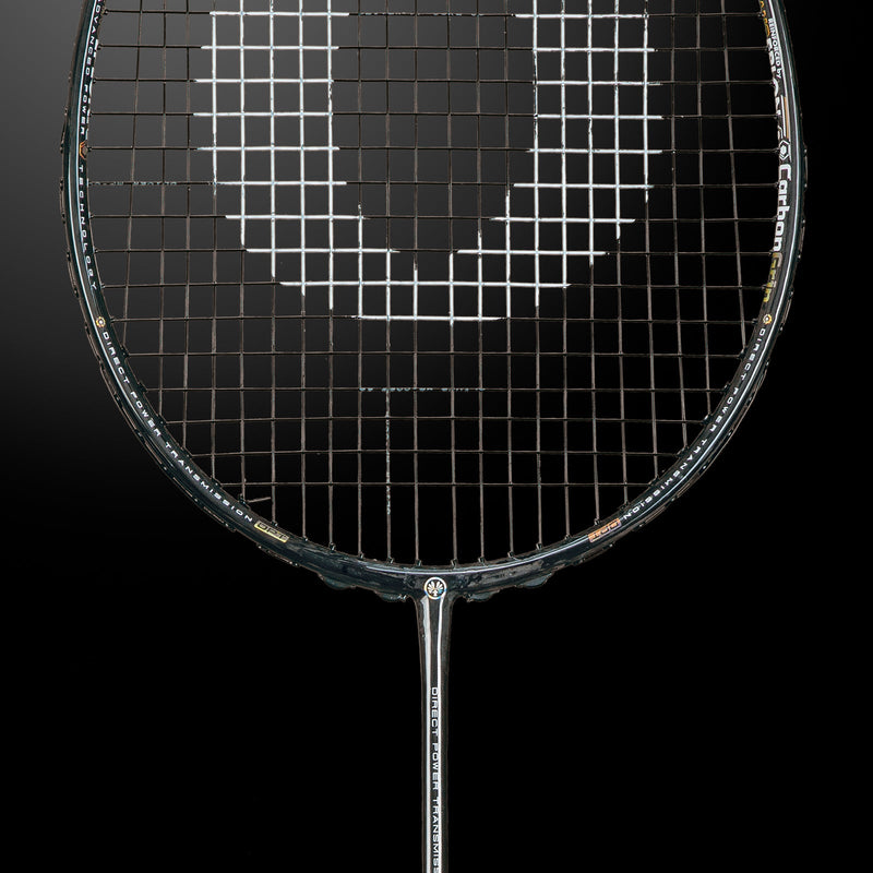OLIVER badminton racket, Extreme 75 model, black racket against a dark background