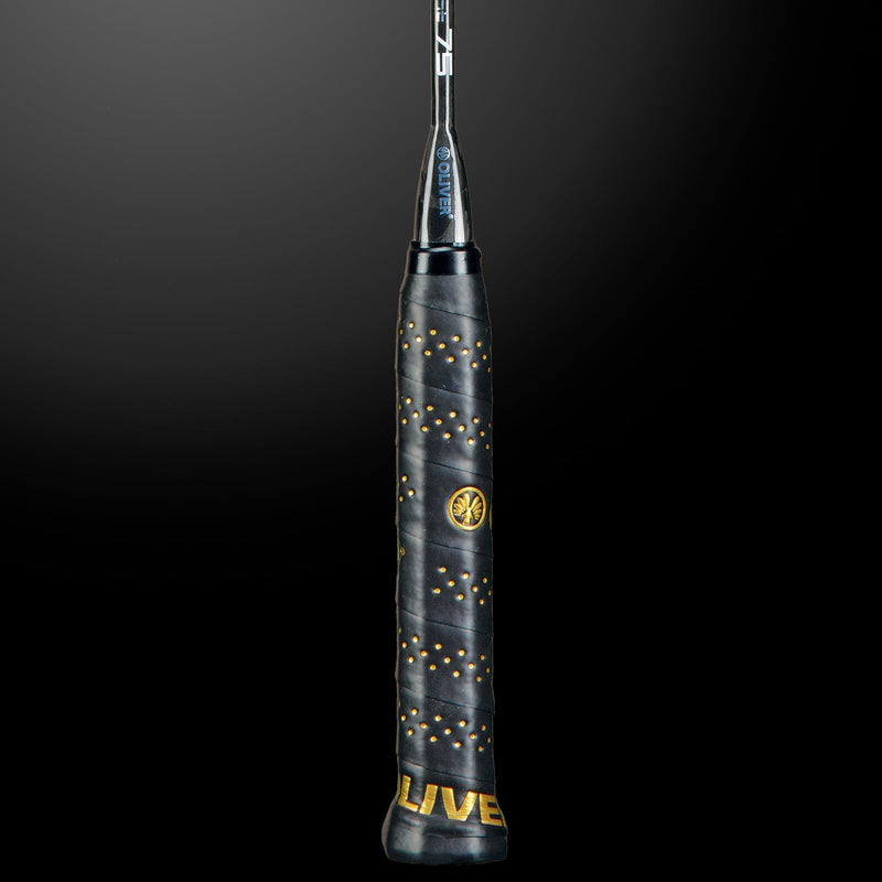 OLIVER badminton racket, Extreme 75 model, black racket with a black grip against a dark background