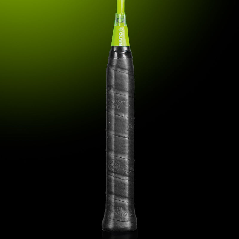 OLIVER Badminton Racket Model Fetter Smash 6, black grip against a dark green background